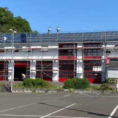 The photo shows the scaffolded fire station 1 during the construction of the PV system