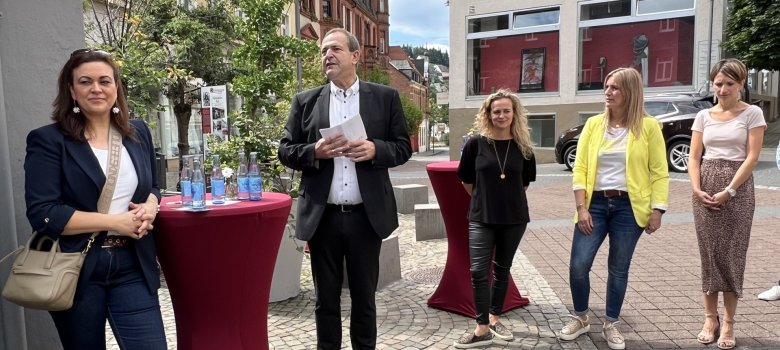 The photo shows the people mentioned in front of the store in the Oberstein pedestrian zone.
