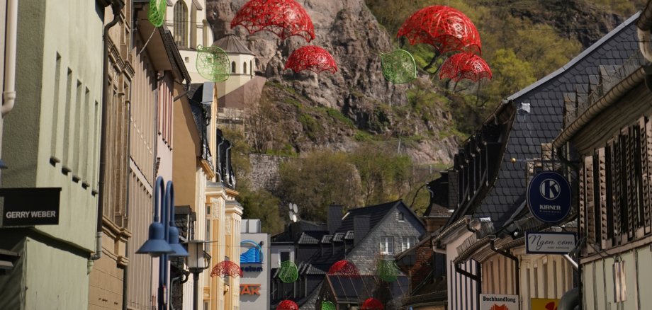 The photo shows the decorative items hanging on wire ropes between the houses in the Oberstein pedestrian zone.