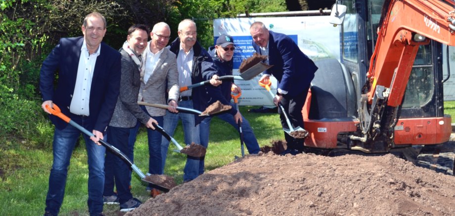 The photo shows, from left to right, Lord Mayor Frank Frühauf, Councillor Frank Schnadhorst, the Head of the Technical Building Office Dirk Thomé, Councillors Wolfgang Röske and Armin Korpus and Member of the Bundestag Dr. Joe Weingarten standing at a mound of earth with spades.