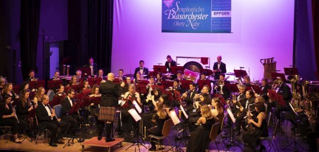 The photo shows the orchestra at a concert in the Idar-Oberstein Municipal Theater.