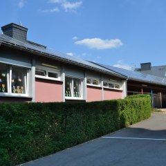 La photo montre l'école primaire d'Oberstein avec l'installation photovoltaïque sur le toit.
