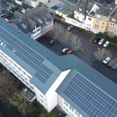 La photo montre une vue aérienne de l'installation photovoltaïque sur le toit du bâtiment administratif 2.