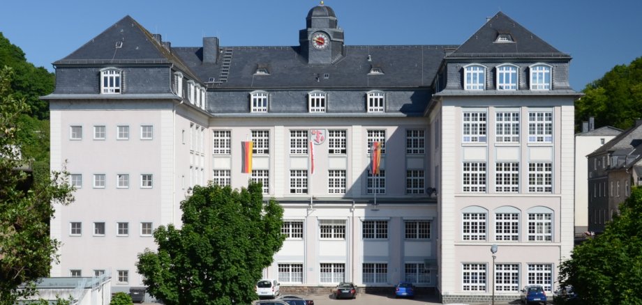 La photo montre l'arrière de la mairie d'Idar-Oberstein.