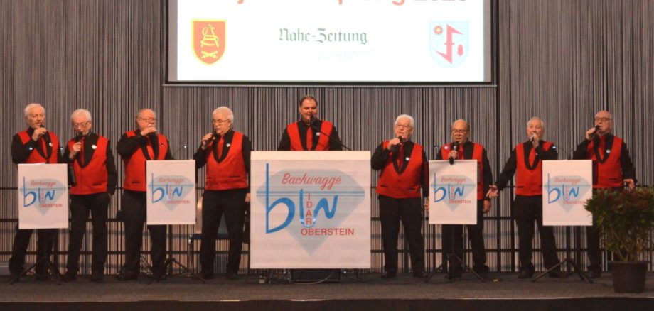 La photo montre les neuf membres de la Bachwagge sur scène.