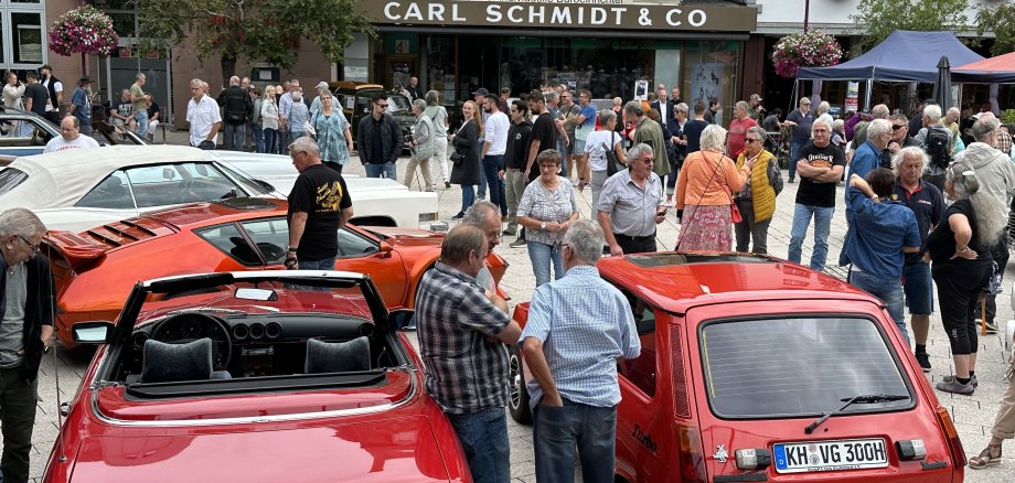 Des voitures anciennes exceptionnelles étaient exposées sur la Schleiferplatz d'Idar (photo : municipalité)
