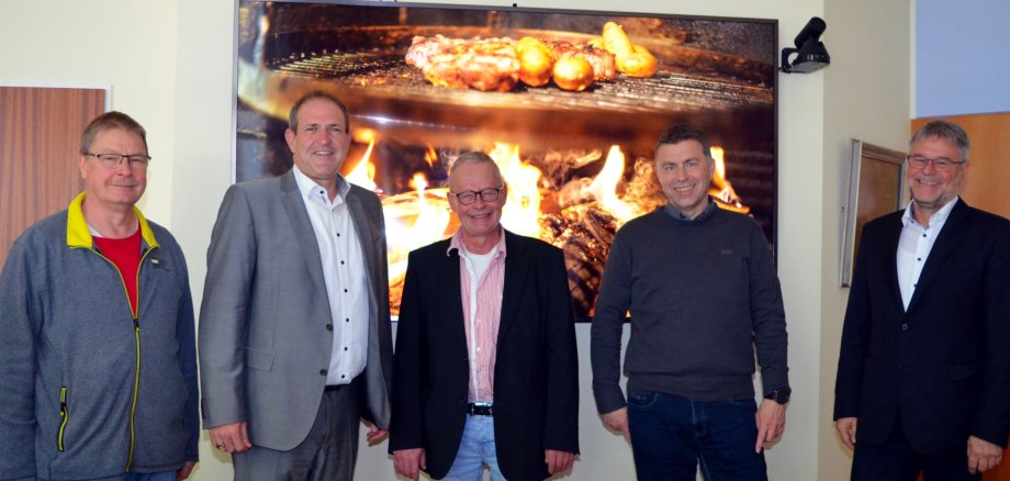 La photo montre de gauche à droite le représentant du comité du personnel Volker Poes, le maire Frank Frühauf, le jubilaire Dietmar Brunk, le chef du service de la construction Stefan Tatsch et LBB Wolfgang Petry.