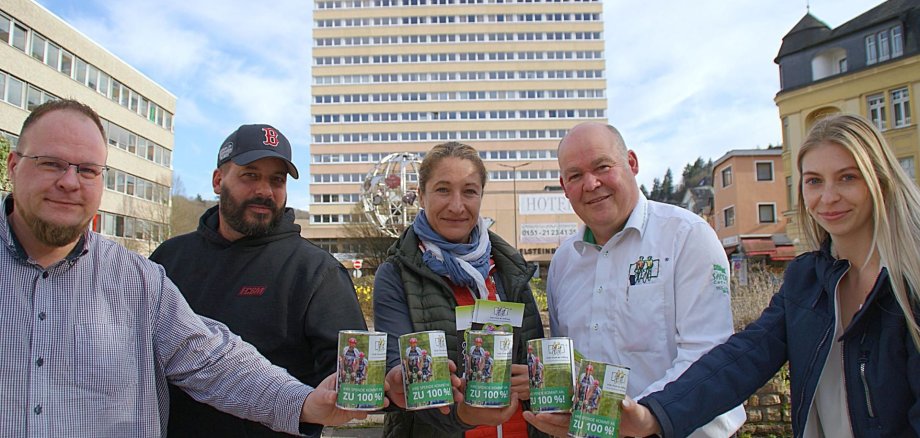 La photo montre les acteurs Martin Monz, Thomas Kreis, Steffi von Pock, Jonny Klein et Celine Roes lors de la première visite du site sur la Schleiferplatz à Idar, devant la tour de la Bourse.