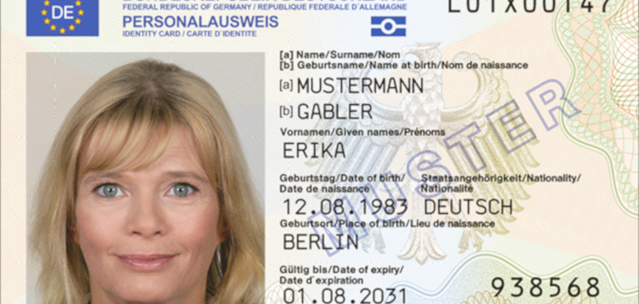 La photo montre le modèle de carte d'identité avec la photo d'Erika Musermann.