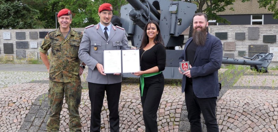 La photo montre les représentants de l'Artillerieschule et de la Realschule Plus après l'entretien.