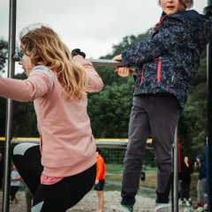 La photo montre des enfants sur une structure d'escalade.