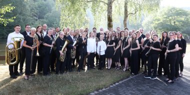 Foto des Musikvereins Tiefenstein mit Instrumenten.