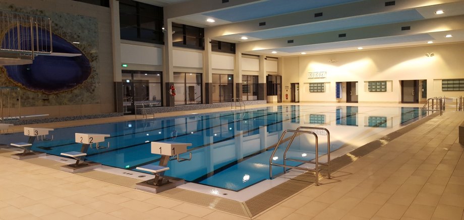 Das Foto zeigt das große Schwimmbecken des Hallenbades.