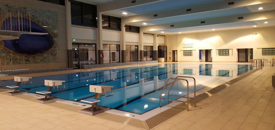 Das Foto zeigt das große Schwimmbecken des Hallenbades.