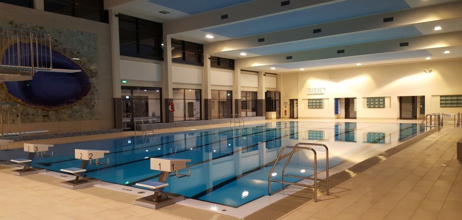 Das Foto zeigt das Schwimmerbecken des Hallenbades Idar-Oberstein ohne Personen.