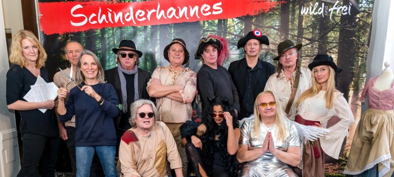 Das Foto zeigt ein Gruppenbild aller Beteiligten am Schinderhannes-Musical.