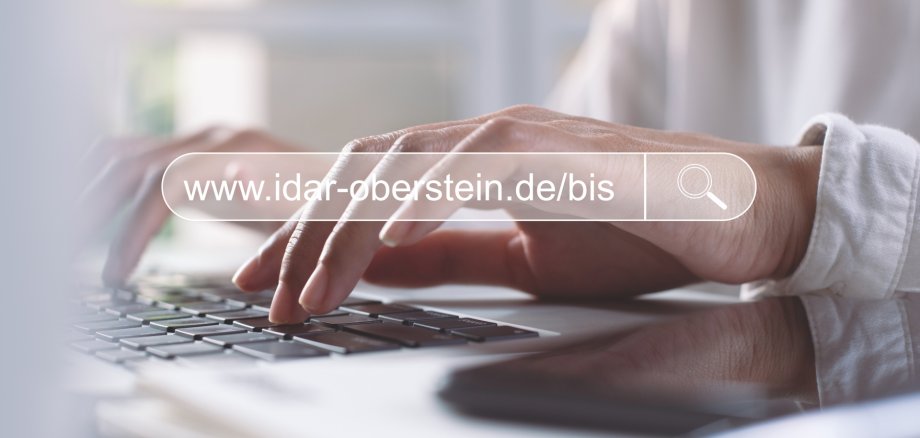 Das Foto zeigt Hände die auf einer Computer-Tastatur etwas eintippen. Darüber steht die Internetadresse www.idar-oberstein.de/bis