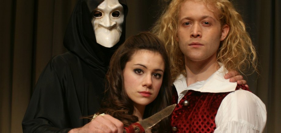 Das Foto zeigt das Liebespaar Romeo und Julia denen der Tod ein Messer an die Kehle hält.