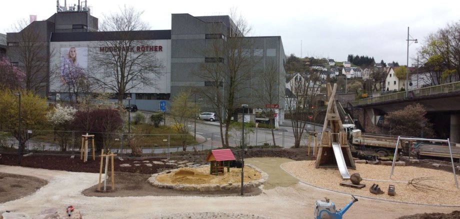 Das Foto zeigt den neu gestalteten Kinderspielplatz auf dem Helmut-Kohl-Europaplatz, mit neuen Spielgeräten und einen Teil des Wasserbereichs. 