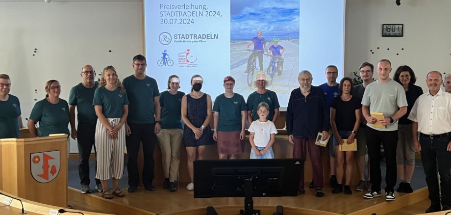 Das Foto zeigt die erfolgreichen Teilnehmer der Kampagne STADTRADELN bei der Siegerehrung im Sitzungssaal der Stadtverwaltung.