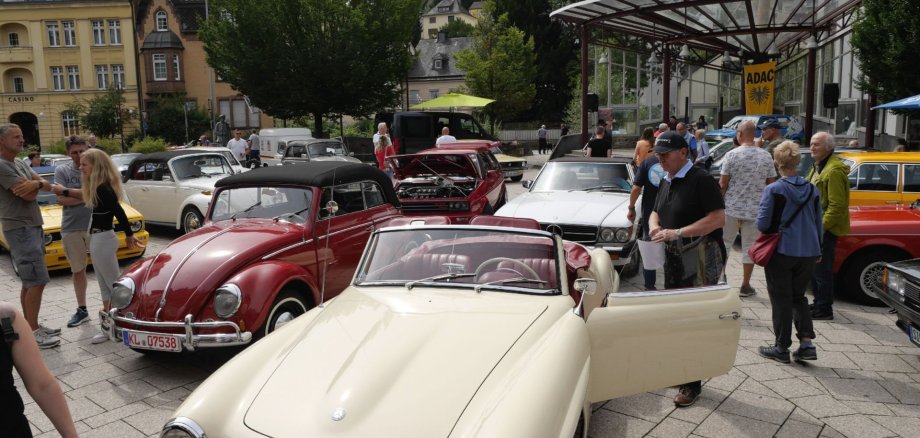 Viele außergewöhnliche Oldtimer kamen auf den Schleiferplatz. (Foto und Text Leonhard Stibitz).