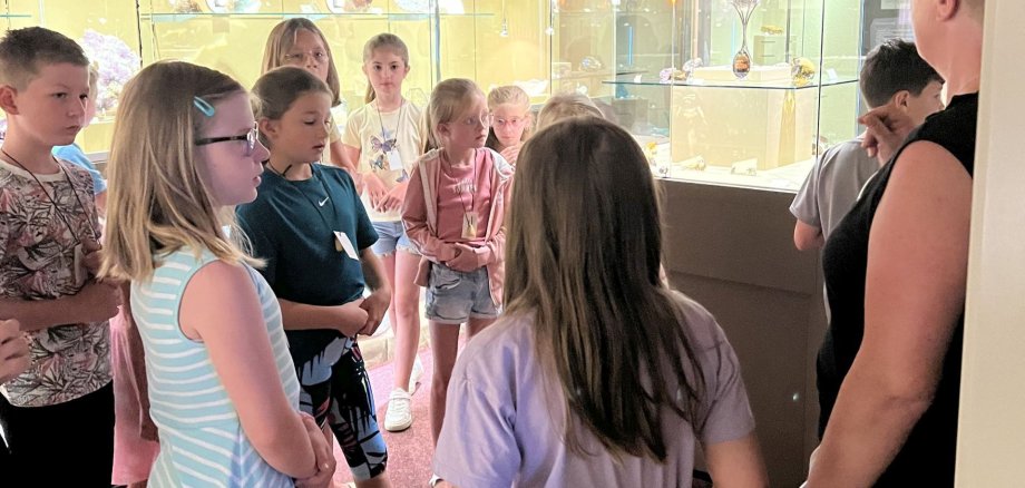 Bei der altersgerechten Rallye durch das Deutsche Edelsteinmuseum tauchten die Kinder in die faszinierende Welt der Edelsteine ein.