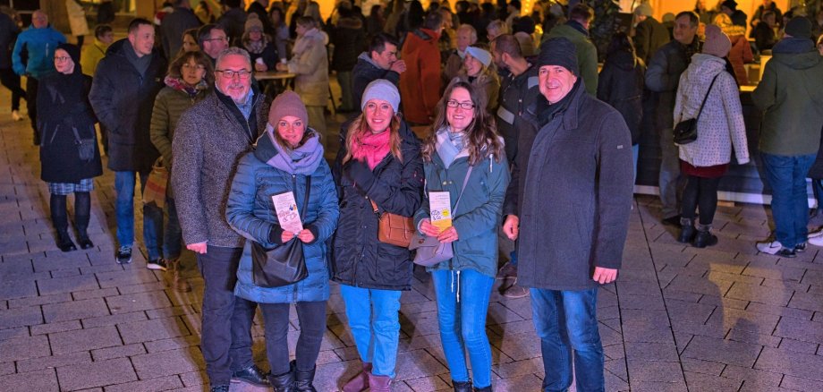 Das Foto zeigt die fünf genannten Personen auf  beim "Adventsglühen" auf dem Schleiferplatz.