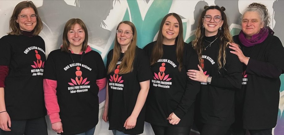 Das Foto zeigt die sechs Frauen des Orga-Teams, die in einheitlichen T-Shirts nebeneinandner vor einer Wand stehen und in die Kamera lächeln.