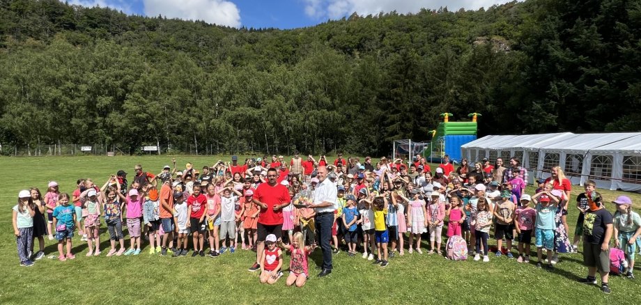 Das Foto zeigt die teilnehmenden Kinder der AWO Ferienfreizeit mit Vertretern der Stadt.