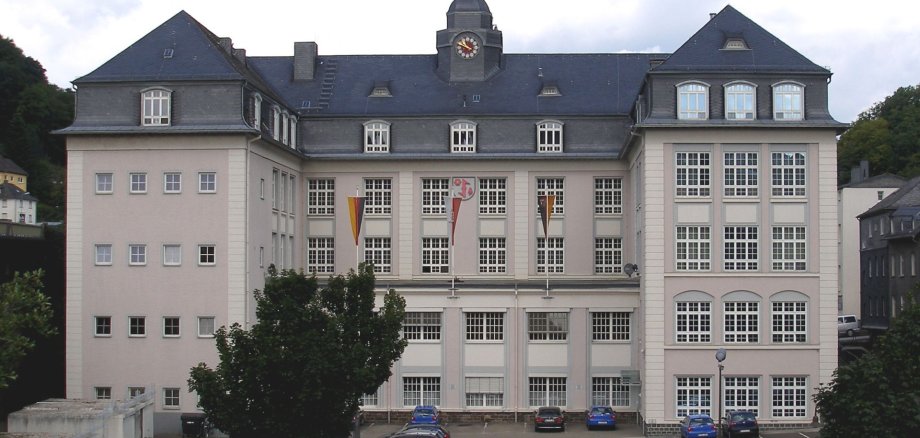 Das Foto zeigt das Gebäude der Stadtverwaltung. 