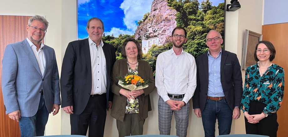 Das Foto zeigt Gudula Loch mit Vorgesetzten und Kollegen bei der Verabschiedung.