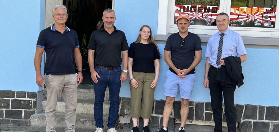 Das Foto zeigt die Vertreter des Lionsclub mit Melissa Becker vom Jugendamt vor dem Jugendtreff am Markt.