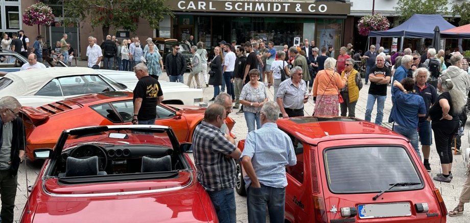 Das Foto zeigt Oldtimer und viele Interessierte Besucher auf dem Schleiferplatz im vergangenen Jahr. 