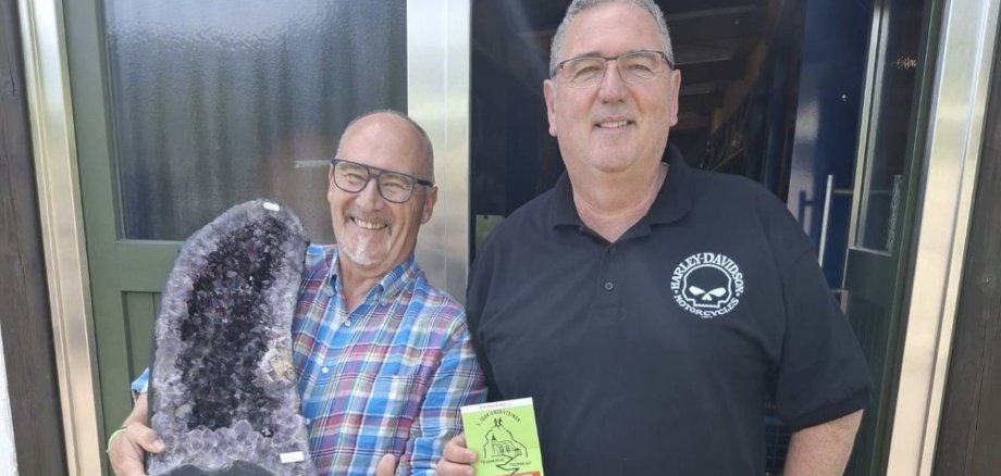 Das Foto zeigt Rainer Hagner und Jörg Welsch mit der Amethystdruse für die Tombola beim Treppenlauf. 