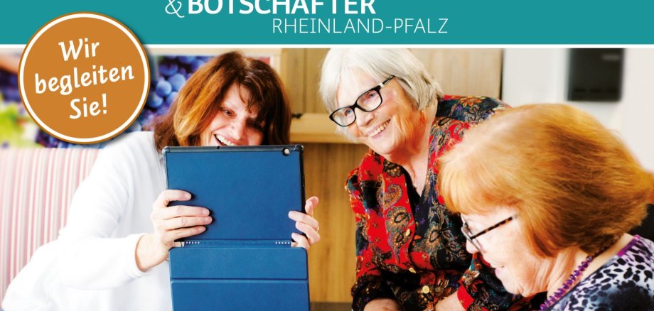 Das Bild zeigt zwei ältere Frauen, die von einer jüngeren Frau etwas auf dem Tablet gezeigt bekommen. 