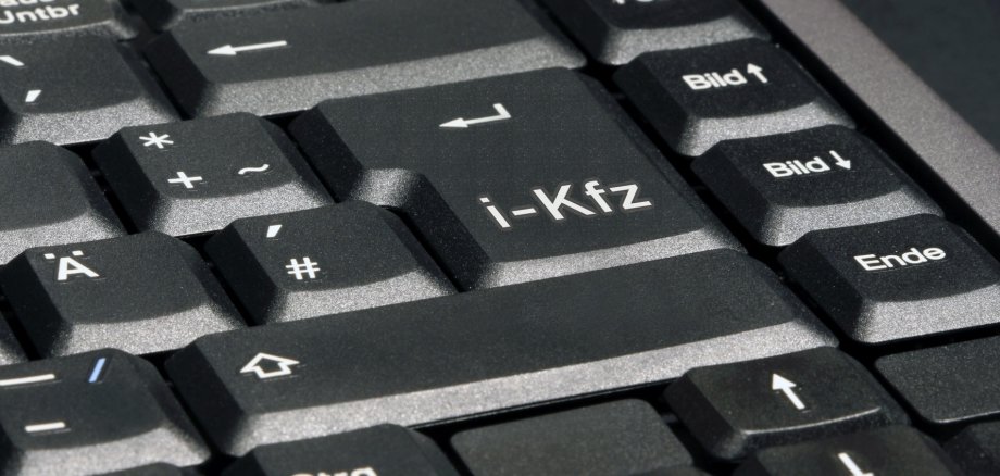 Das Foto zeigt eine Computer-Tastatur mit der Aufschrift i-Kfz als Entertaste.