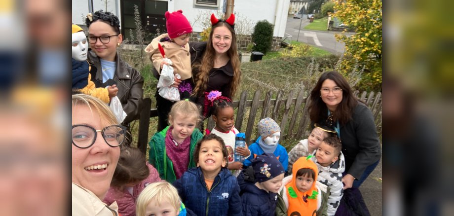 Das Foto zeigt die Erzieherinnen und Kinder während ihres Halloween-Streifzuges.