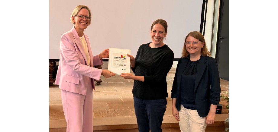 Isabelle Hahn von der Tourist-Information und Archivarin Dr. Svenja Müller mit Staatssekretärin Simone Schneider im Rahmen des diesjährigen Netzwerktreffens der KuLaDig Modellkommunen.