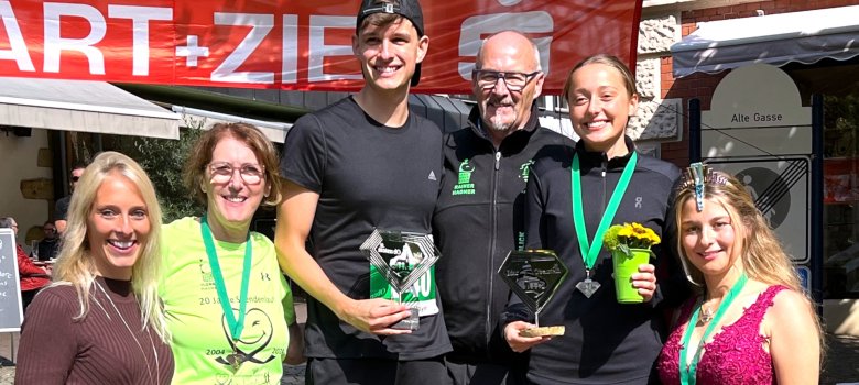 Das Foto zeigt die Gewinner, die auf dem Siegerpodest stehen. Sie werden eingerahmt vom Marathonteam Hagner, der Deutschen Edelsteinkönigin sowie Bettina Reiter, der 2. Vorsitzenden des Fördervereins Deutsche Edelsteinstraße.