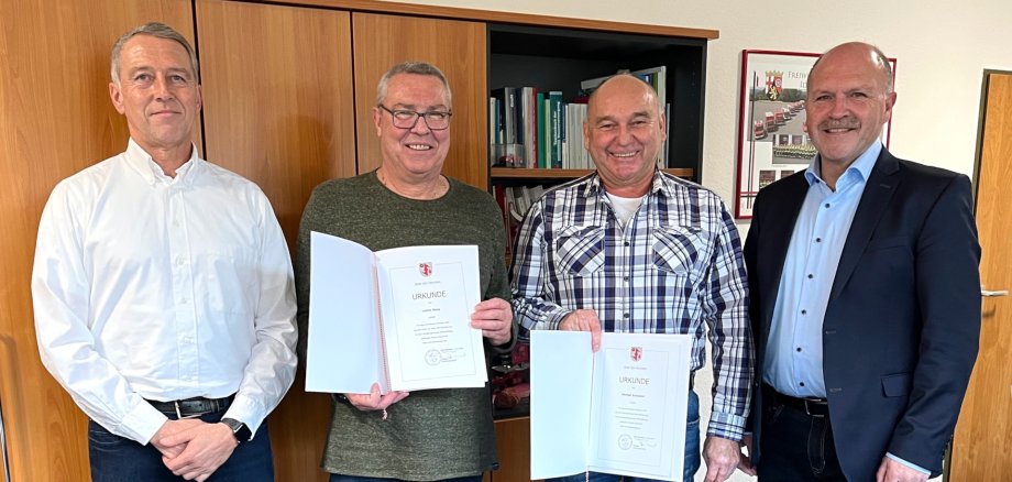 Das Foto zeigt den Personalratsvertreter Christoph Hahn, Lothar Haag, Michael Schneider und Bürgermeister Marx. Sie stehen  nebeneinander im Büro des Bürgermeisters und blicken in die Kamera.