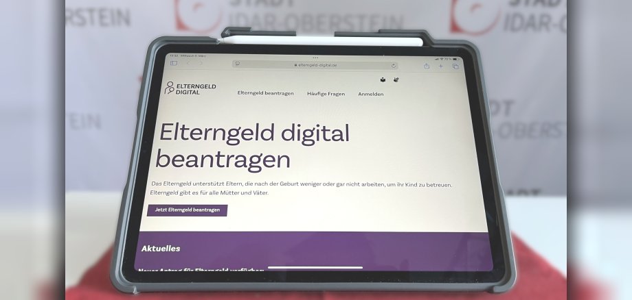 Das Foto zeigt ein Tablet, auf dem die Internetseite www.elterngeld-digial.de aufgerufen ist.